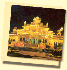 El museo - Albert al resound aclarado en Jaipur en la noche.  