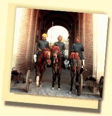Soldati di Rajputi del Ragiastan davanti la barriera forte 